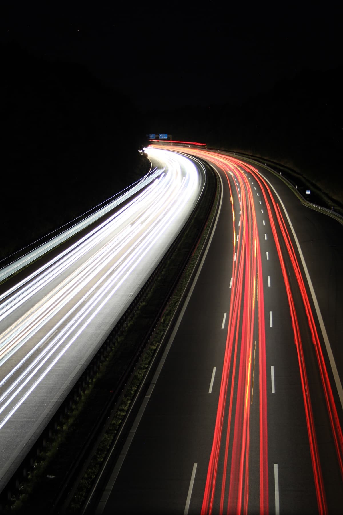Lichtspuren auf einer Autobahn als Symbol für Umsetzungsgeschwindigkeit in IT-Projekten